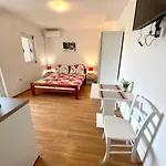Julie Apartmán *