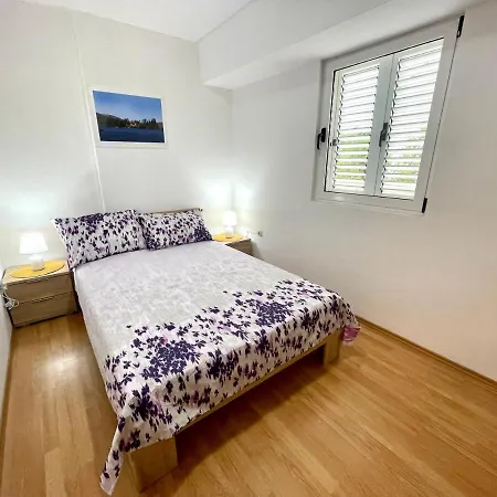 Julie Apartmán *
