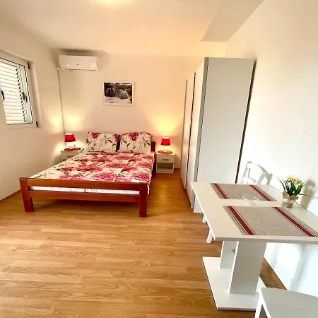 Julie Apartment *