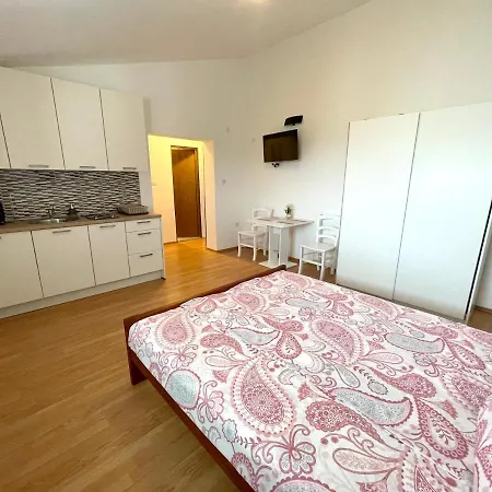 Julie Apartment *