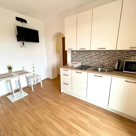 Julie Apartmán *